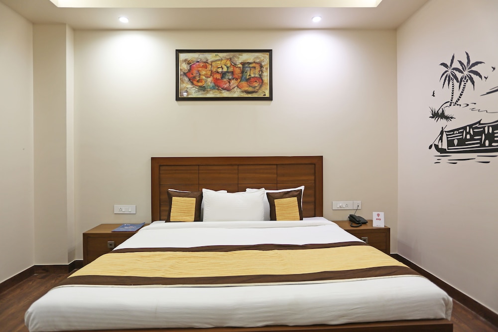 OYO TOWNHOUSE 460 H C Grand