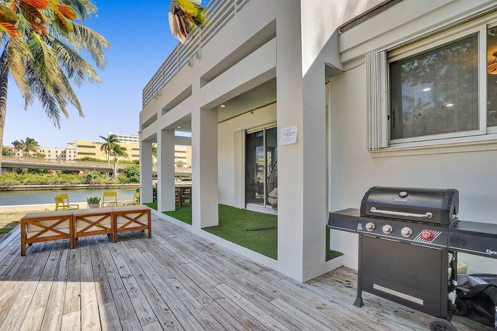 Intercostal beauty with heated pool + Spa!