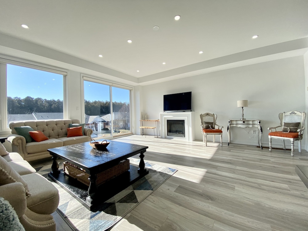 Luxurious Waterfront Residence