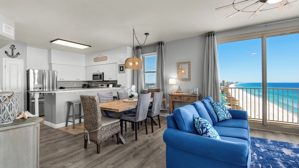 Beachfront Corner Unit w/ Wrap-around Balcony, Close to Attractions!