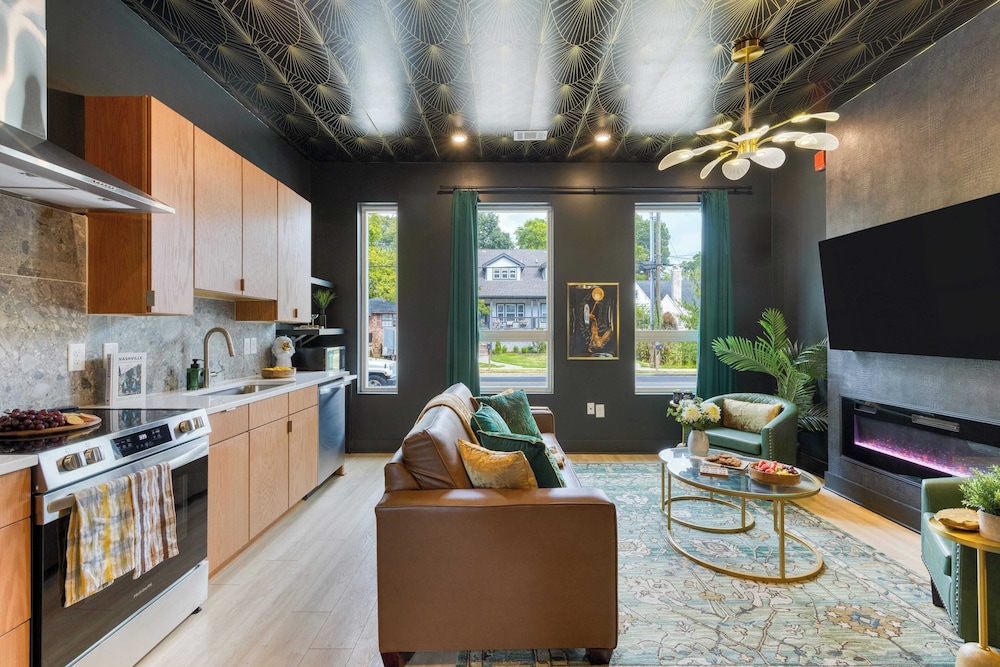 Sleeps 16 2 Homes Next Door + Walk to Dining & Music Lischey Loft & The Bloom House by Avantstay