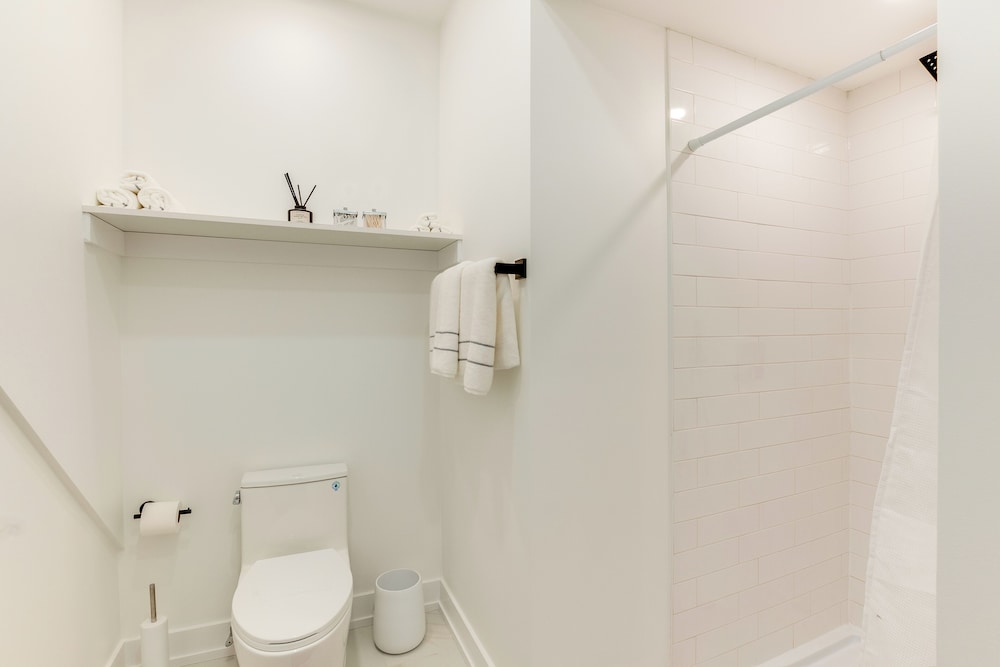 Centrally Located & Pet Friendly: Yonkers Studio!