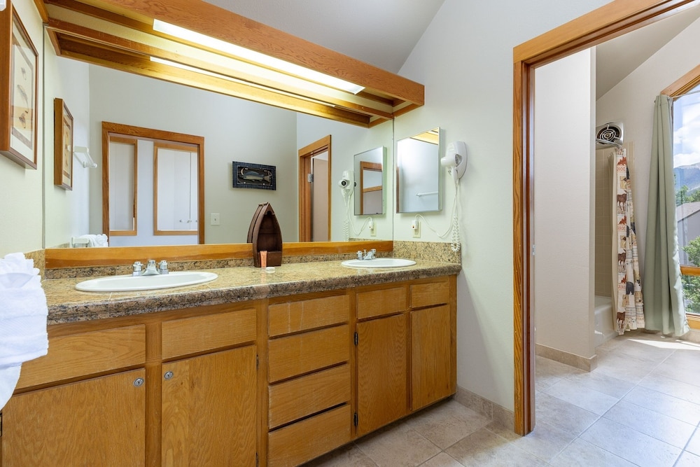 1607 Quicksilver 2 Bedroom Condo by RedAwning view 2