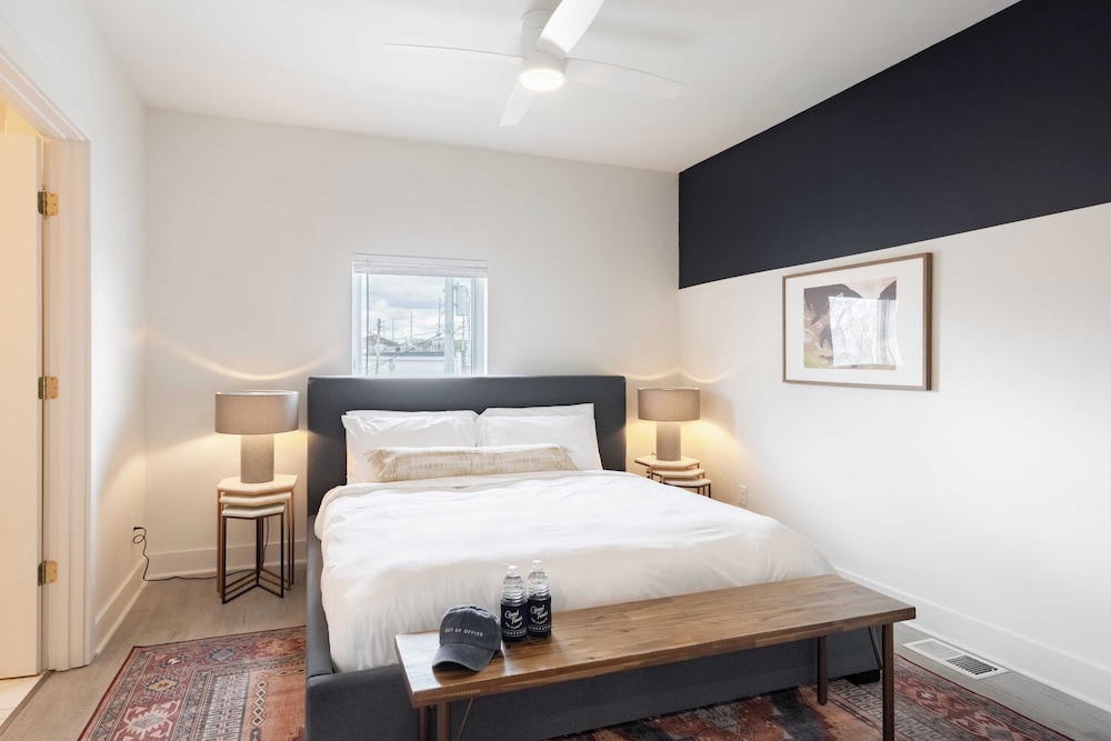 Sleeps 28 2 Units Near DT Nashville Outrider by Avantstay