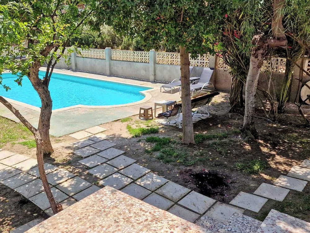 House With Exclusive Pool and Garden 7 min Walk From the Beach and the Center
