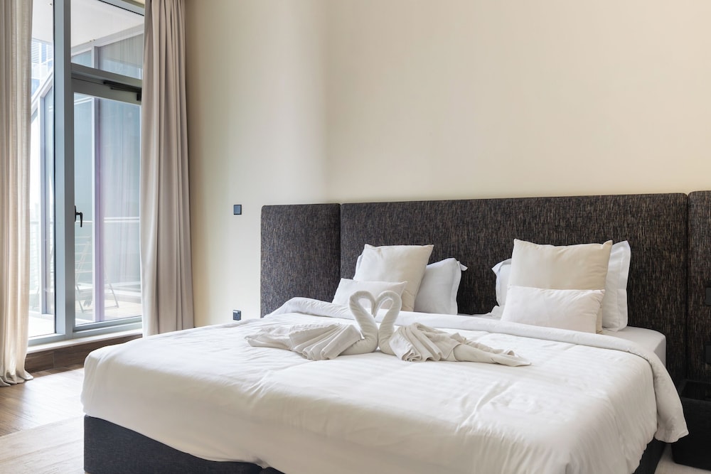 SIMPLY COMFORT Urban Chic Suites in J One Tower City & Canal Views