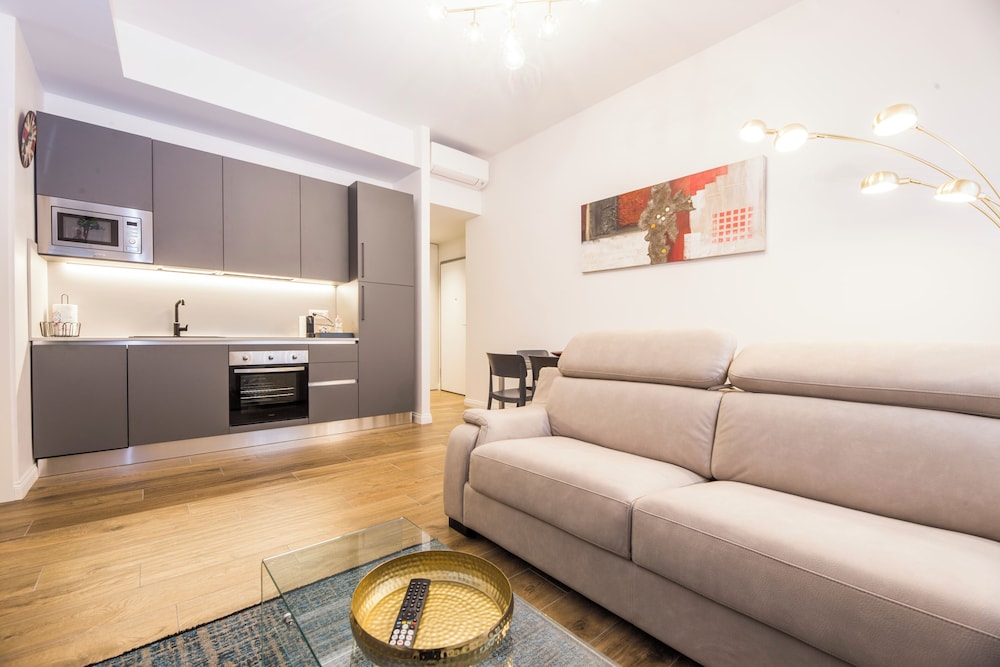 Chic apartments in Piazza Dante
