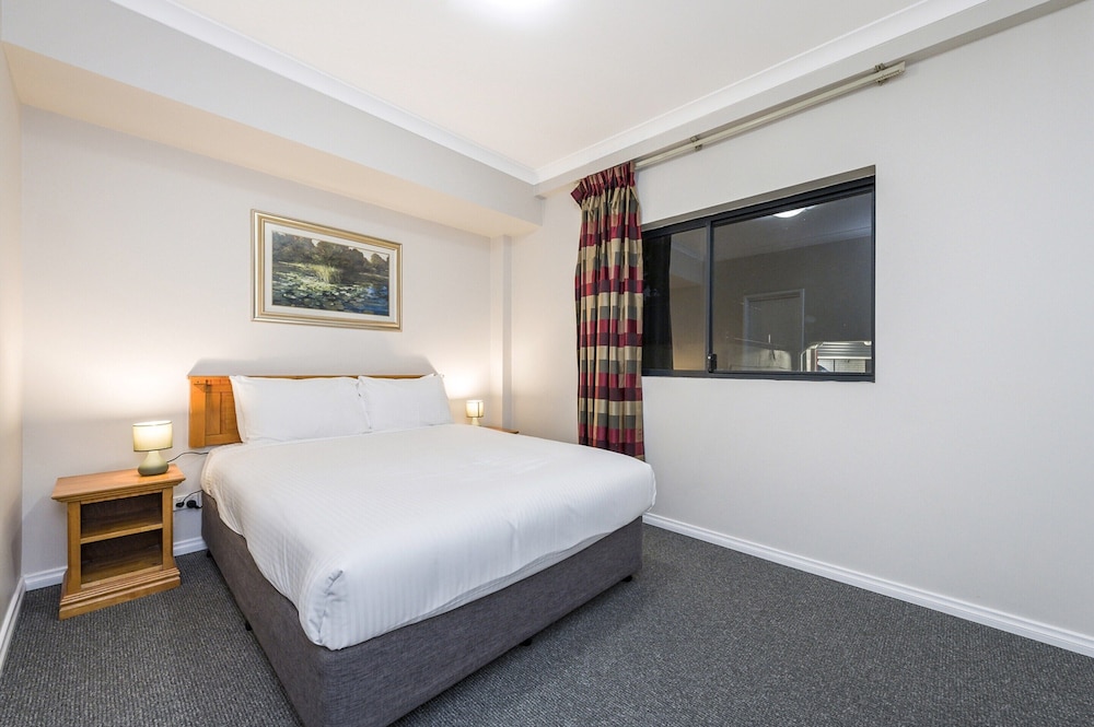 Central East Perth Flat With Pool & Gym Access