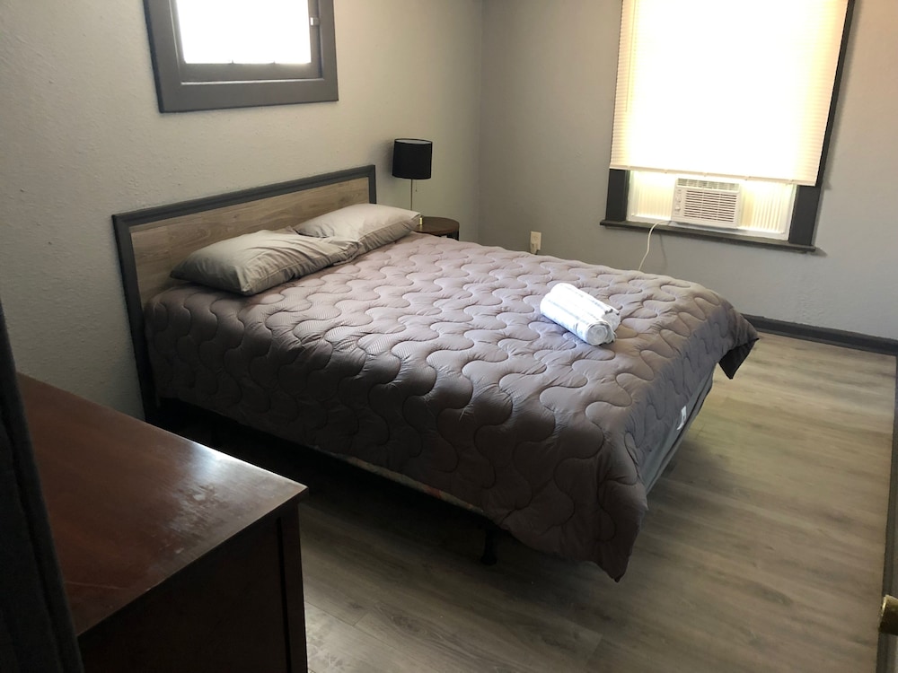 The 540 With Private Yard & Parking, Near Falls & Casino by Niagara Hospitality view 4