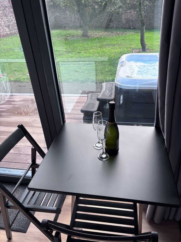 Glamping Pod With Hot Tub in Orchard