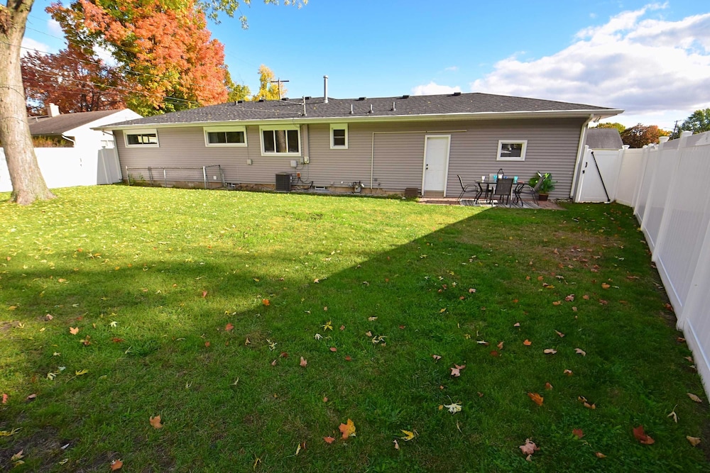 Modern 5 Bedroom Home Sleeps up to 12 15 min Walk to ND 2329
