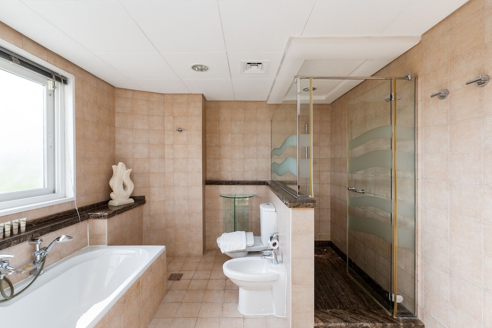 Artsy 4BR DIP Villa w Community Pool Gym