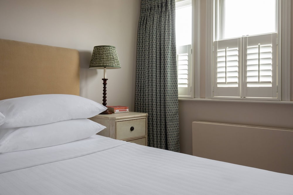 Granard Road by Onefinestay