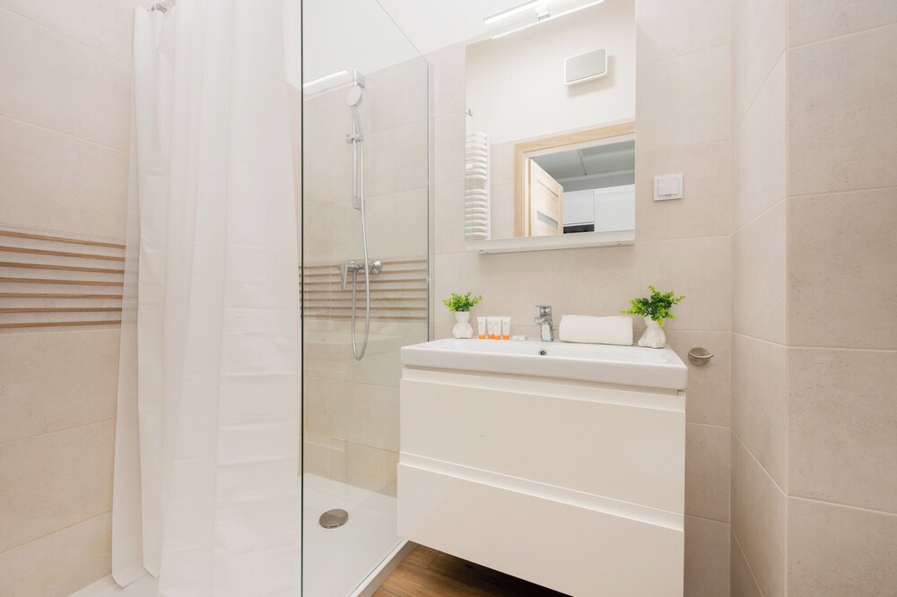 Business Centre Studio by Renters view 3
