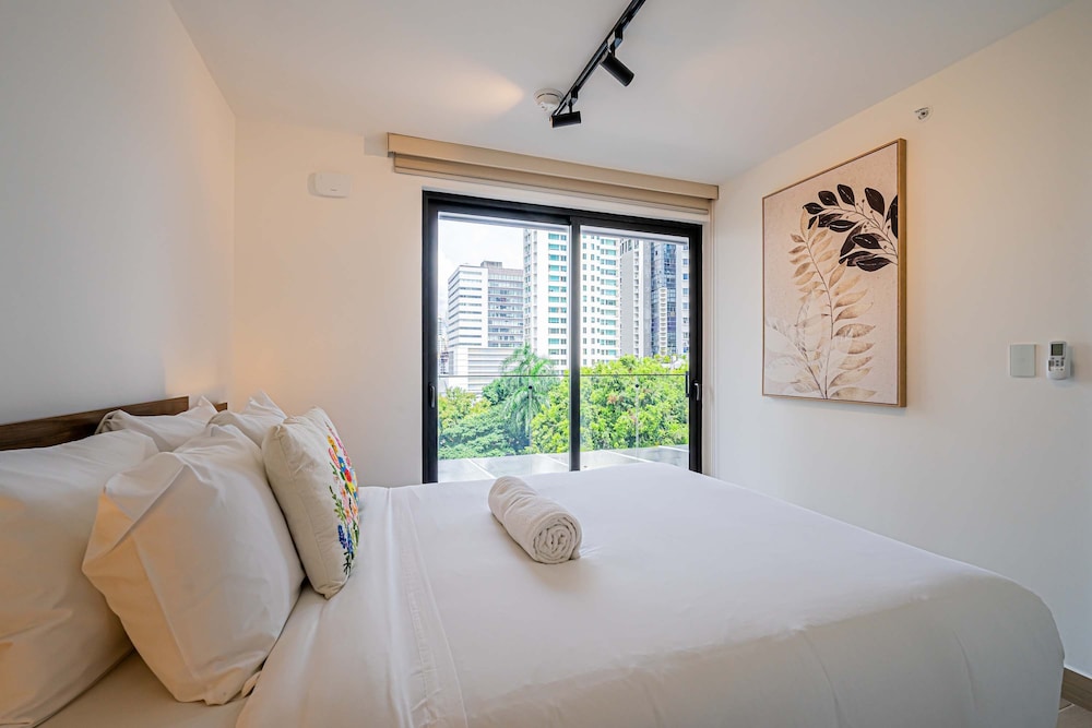 w Beautiful 1BR w Perfect Balcony View