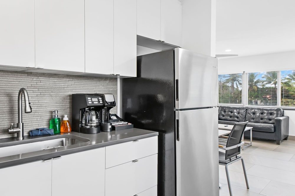 Unique Retreat - Unit D: Cool 2nd-floor Retreat
