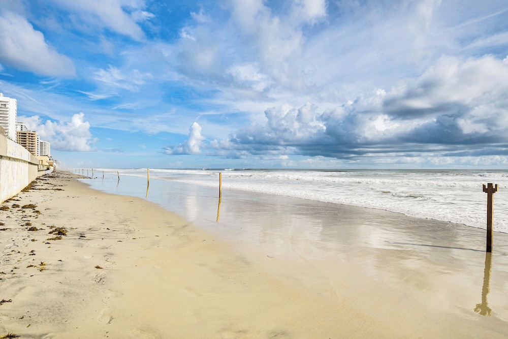 Steps to Ocean, Pool Access! Daytona Beach Gem