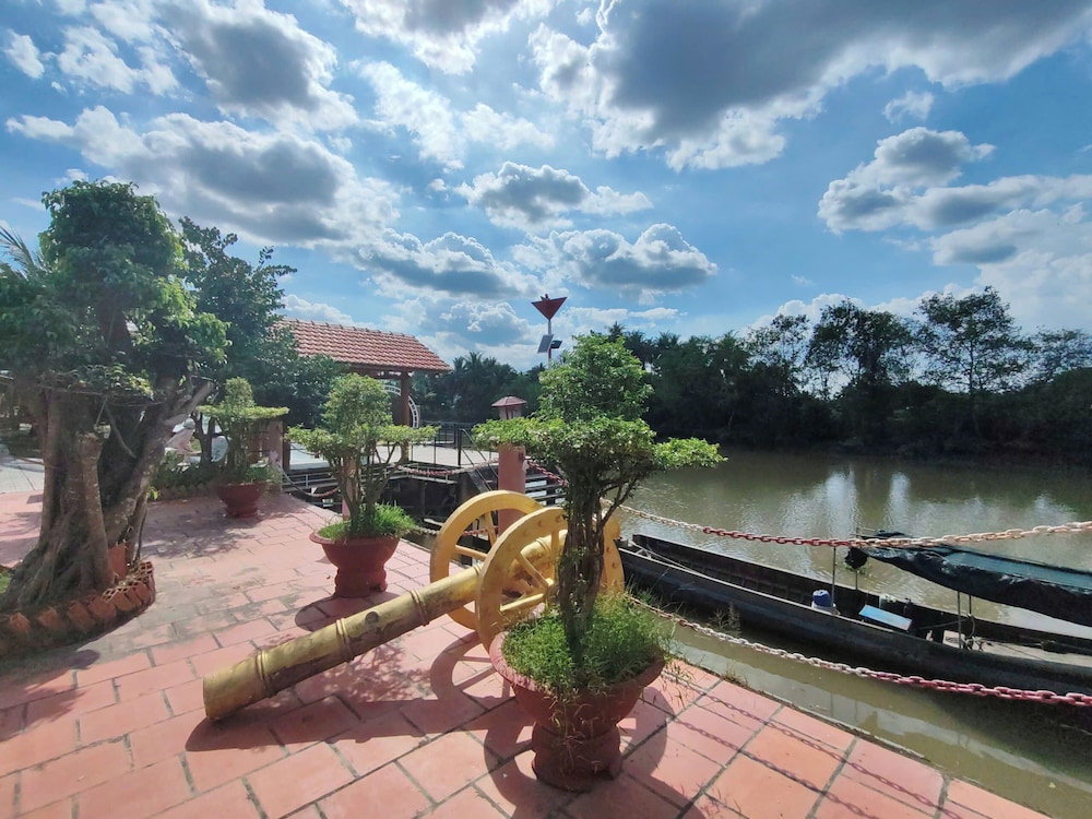 Rooster Mekong Resort