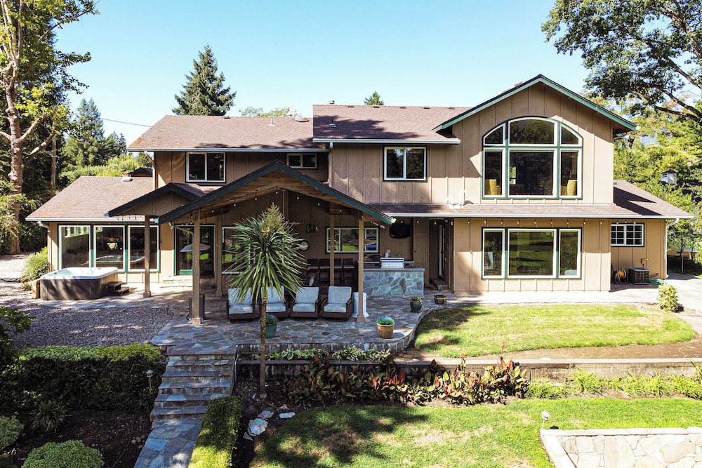 Lovely Riverfront Grants Pass Home: Pool & Hot Tub