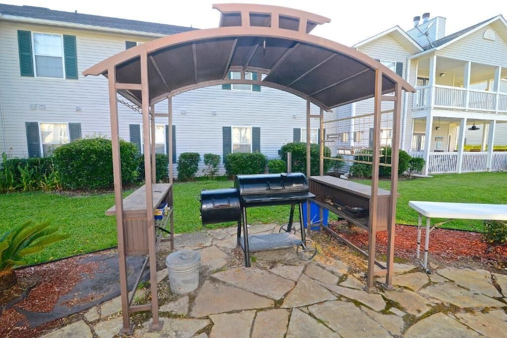 Charming 2BR Condo w/ Private Balcony in Gulf Shores, Pool, Hot Tub