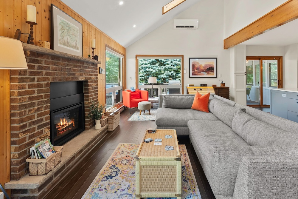 Waterside Haven by Avantstay Lakefront Hot Tub Game Room Fire Pit