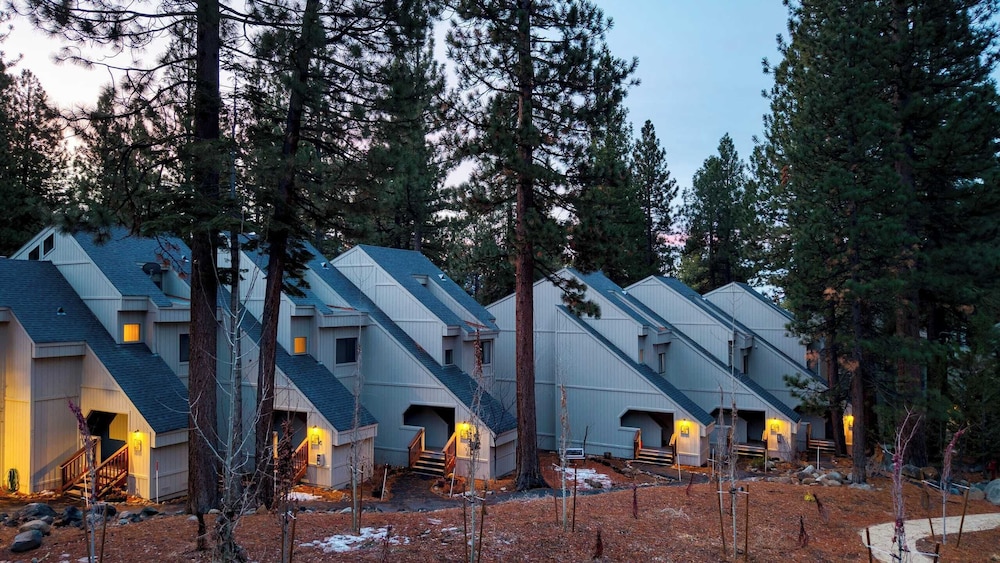 Crystal Pines Cozy Lake Tahoe Escape With Fully Equipped Kitchen and Balcony Views