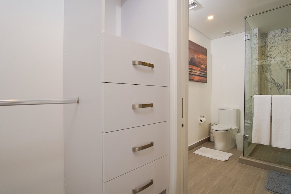 Stunning 1 Bedroom Condominium