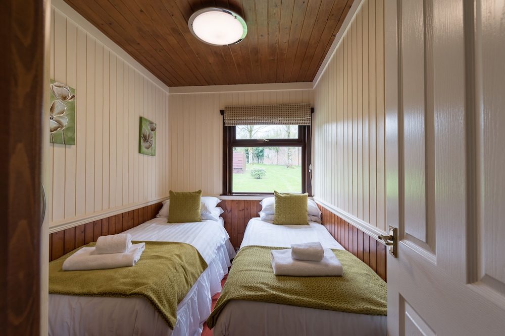 Conifer Lodge 8 With Hot Tub, Newton Stewart view 3