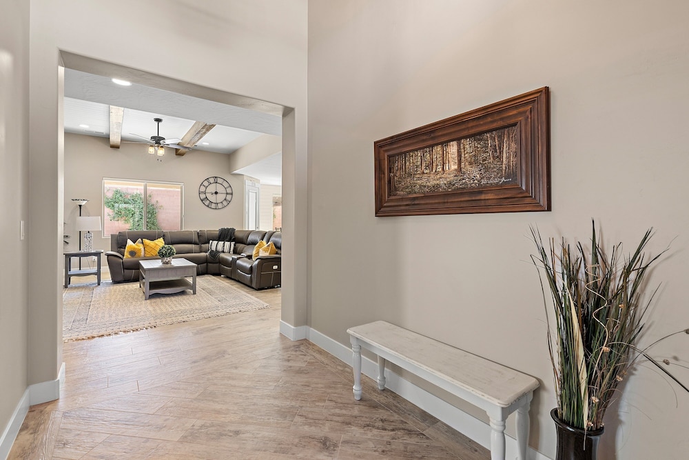 Hurricane Falls Pool, Hot Tub Plus Dog Friendly! 4 Bedroom Home