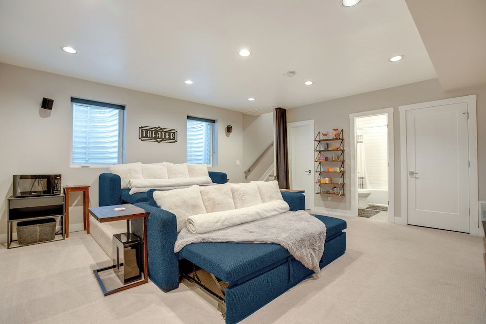 1 Mi to Dtwn Denver: Sleek Duplex w/ Rooftop Deck!
