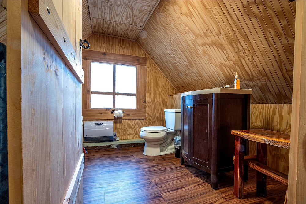 Bear Creek Lodge and Cabins in Helen Ga - Pet Friendly, River on Property, Walking Distance to downtown Helen