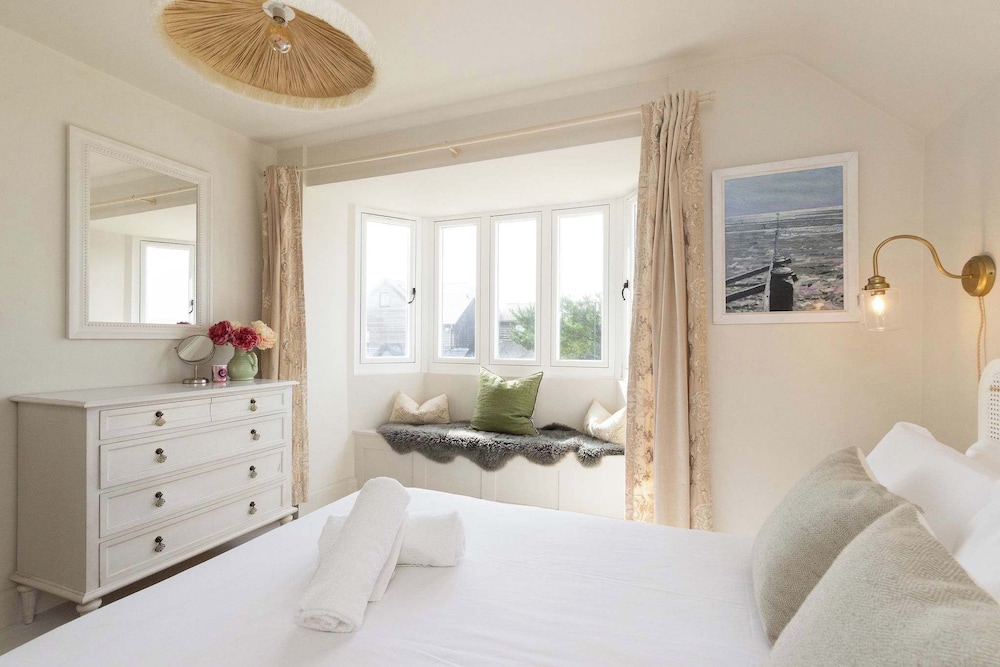 Newly Renovated Beachside Retreat for 10