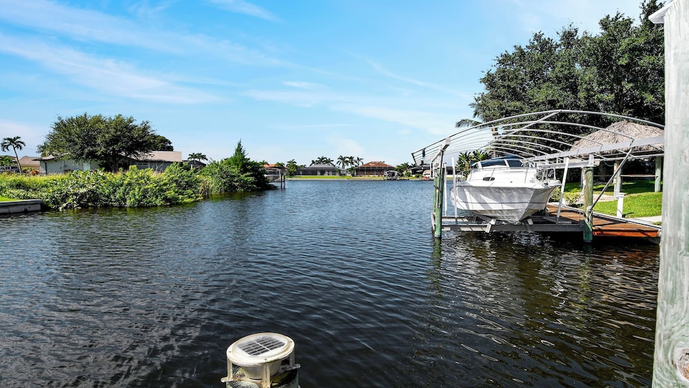 Mei Jing Waterfront Pool and Tiki Hut-must see