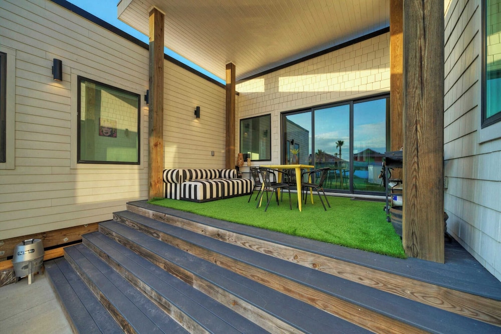 Sleeps 20 2 Modern Homes w/ Private Pool, Deck+patio 3-min Walk to the Beach