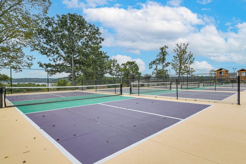 Table Rock Lake Retreat: Steps to Water & Pools!