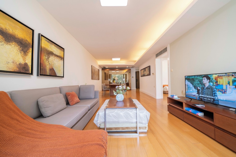 Tyms Cozy 2BR 1BA Apt Near Metro