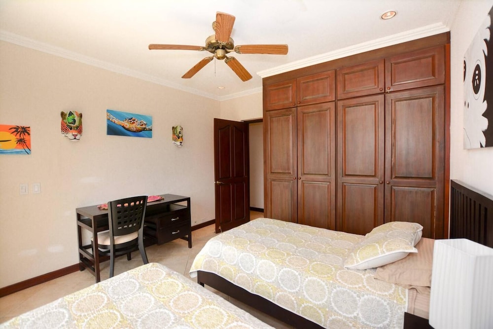 Fifth-Floor Condo with Breathtaking Ocean Views, Stylish Interior & Prime Location Near Flamingo Beach view 4