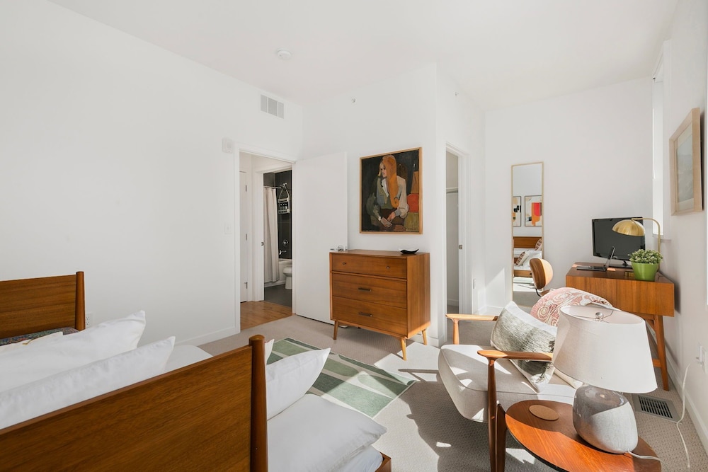 The Overlook - Luxe Old Town Condo w/ King Suite