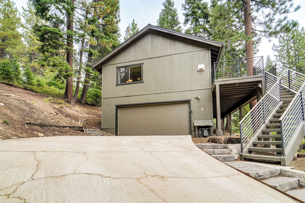 3 Mi to Diamond Peak: Mtn-view Home w/ Fireplace