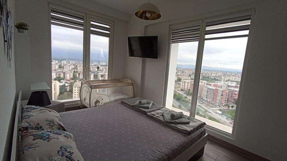 18th Floor Condo With Pool & Fitness Center