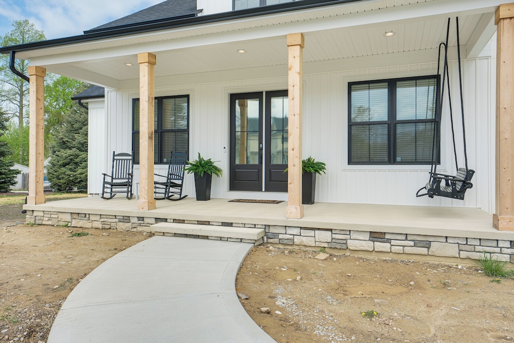 Walk to Lake Erie: Sleek Retreat w/ Screened Patio