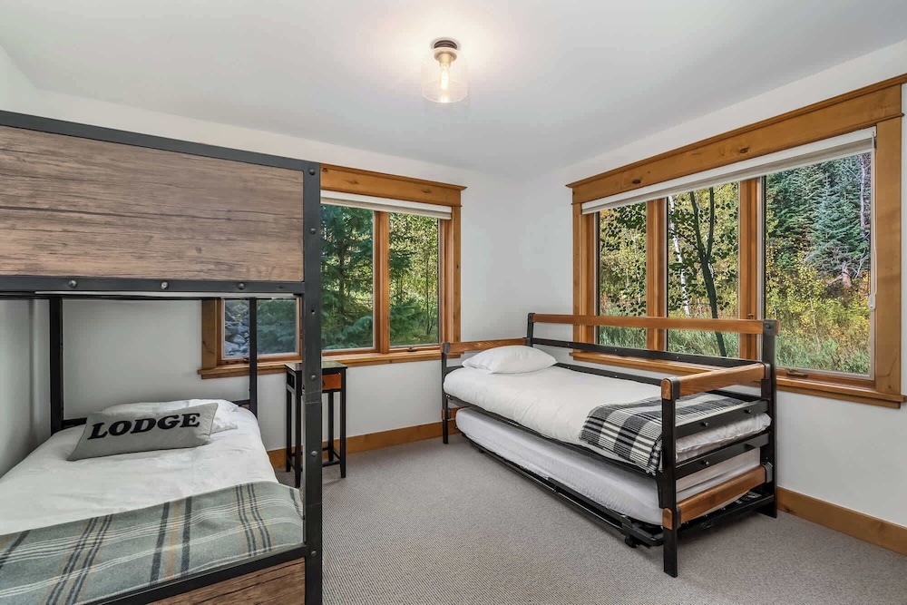 Evergreen Escape Home for 12