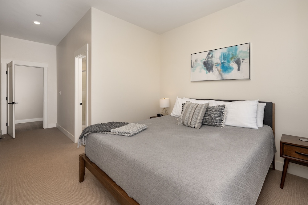 Downtown Flat 2 Bedroom Condo