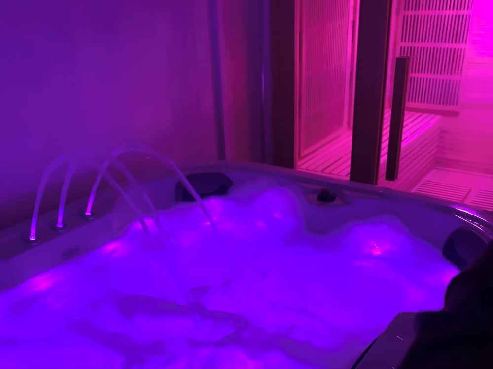Relaxing Getaway With Hot Tub & Sauna Sleeps 6