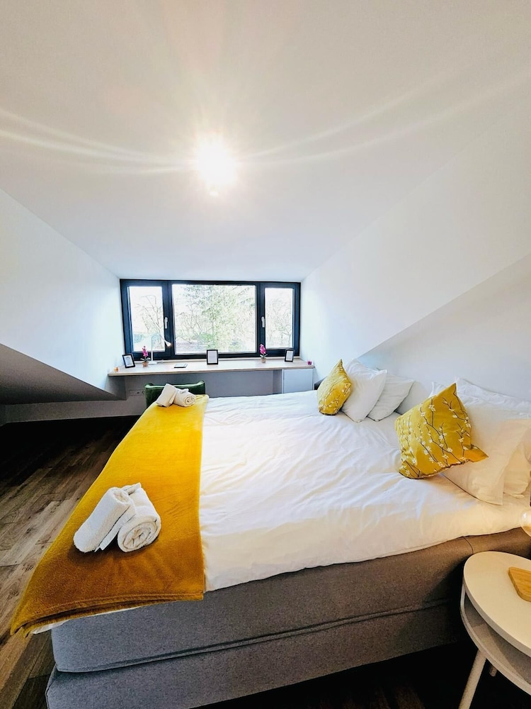 Spacious 3 bedroom large terrace&parking