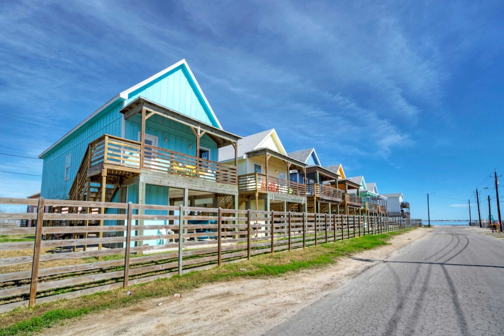 2 Homes on the Bay, Shared Waterfront Pool + Boat Dock Laguna Village Paradise