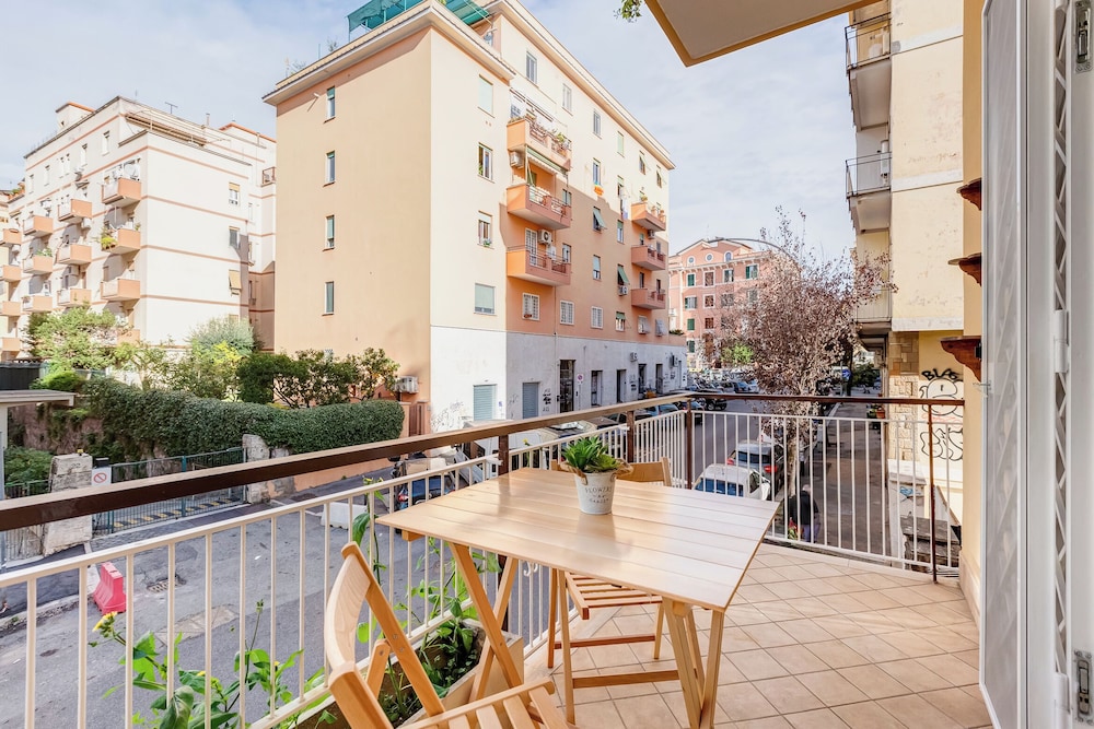 Cozy 2-Bedroom Flat with Balcony