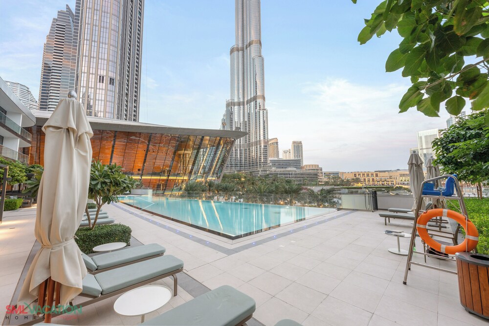 SML Vacation Homes - Sky High Apartments with Burj Khalifa and Dubai Fountain Views @ Grande Signature, Downtown Dubai