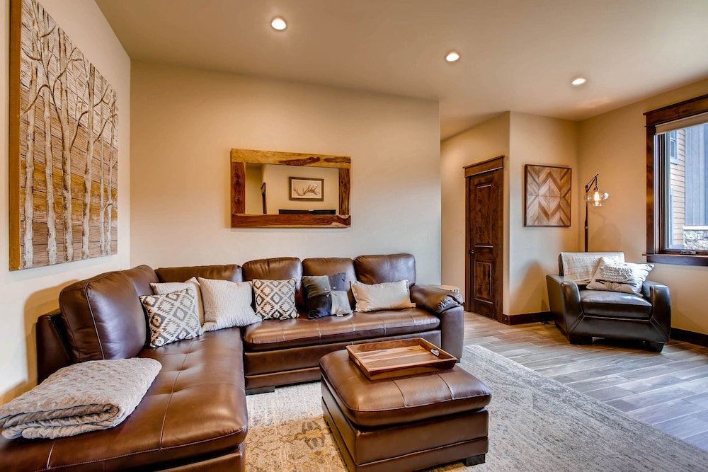 New 3bdr Luxury /sleeps 10 W Fireplace & Mountain Views 3 Bedroom Townhouse by RedAwning
