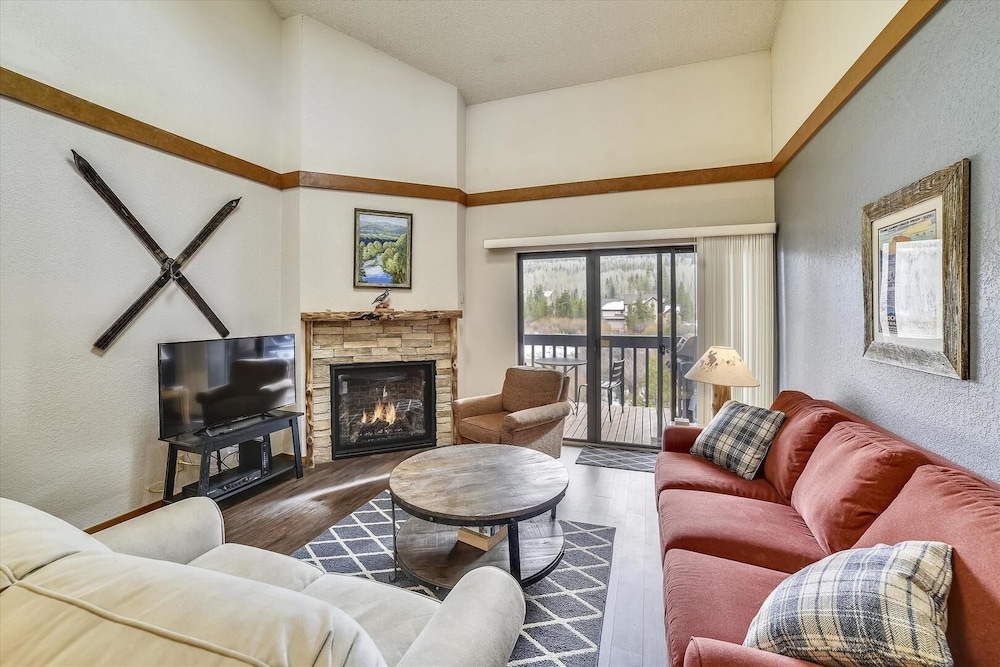 Mountainside 316g 2 Bedroom Condo by RedAwning